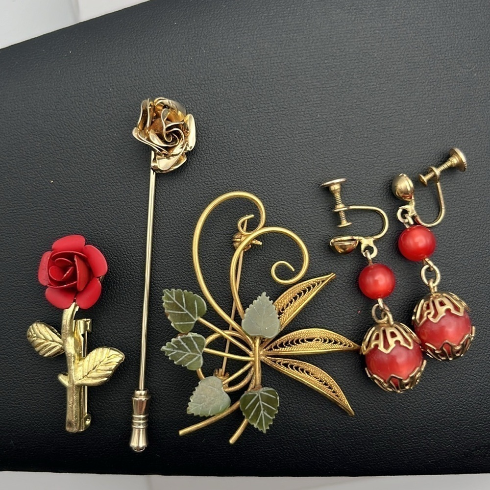 Set of 3 pins and 1 screw back earrings gold tone romantic romantic rose leaves